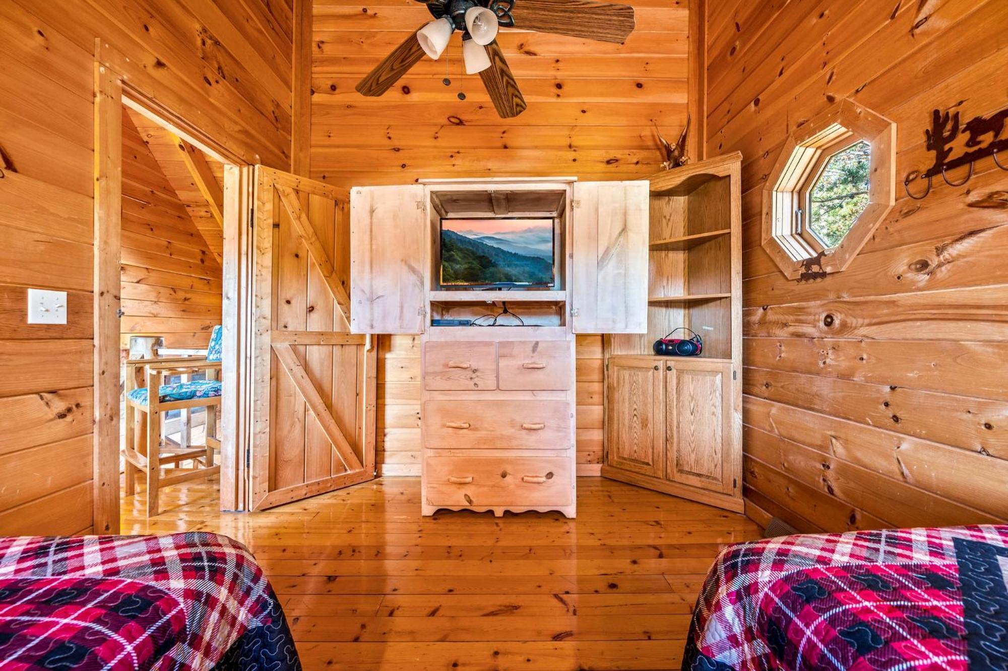 Bearfoot Pines - True Log Cabin - Wi-Fi, Hot Tub, Fishing, Deck With Views! - Mins To Pf Sevierville Exterior foto