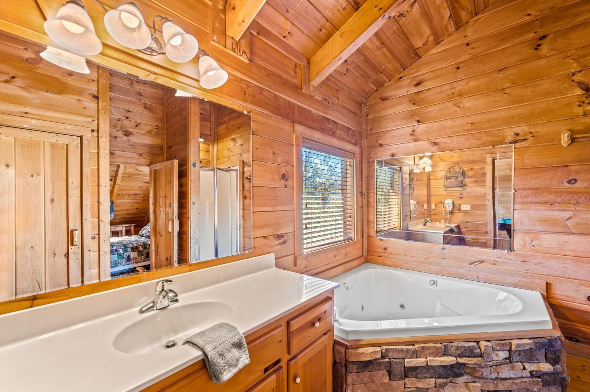 Bearfoot Pines - True Log Cabin - Wi-Fi, Hot Tub, Fishing, Deck With Views! - Mins To Pf Sevierville Exterior foto
