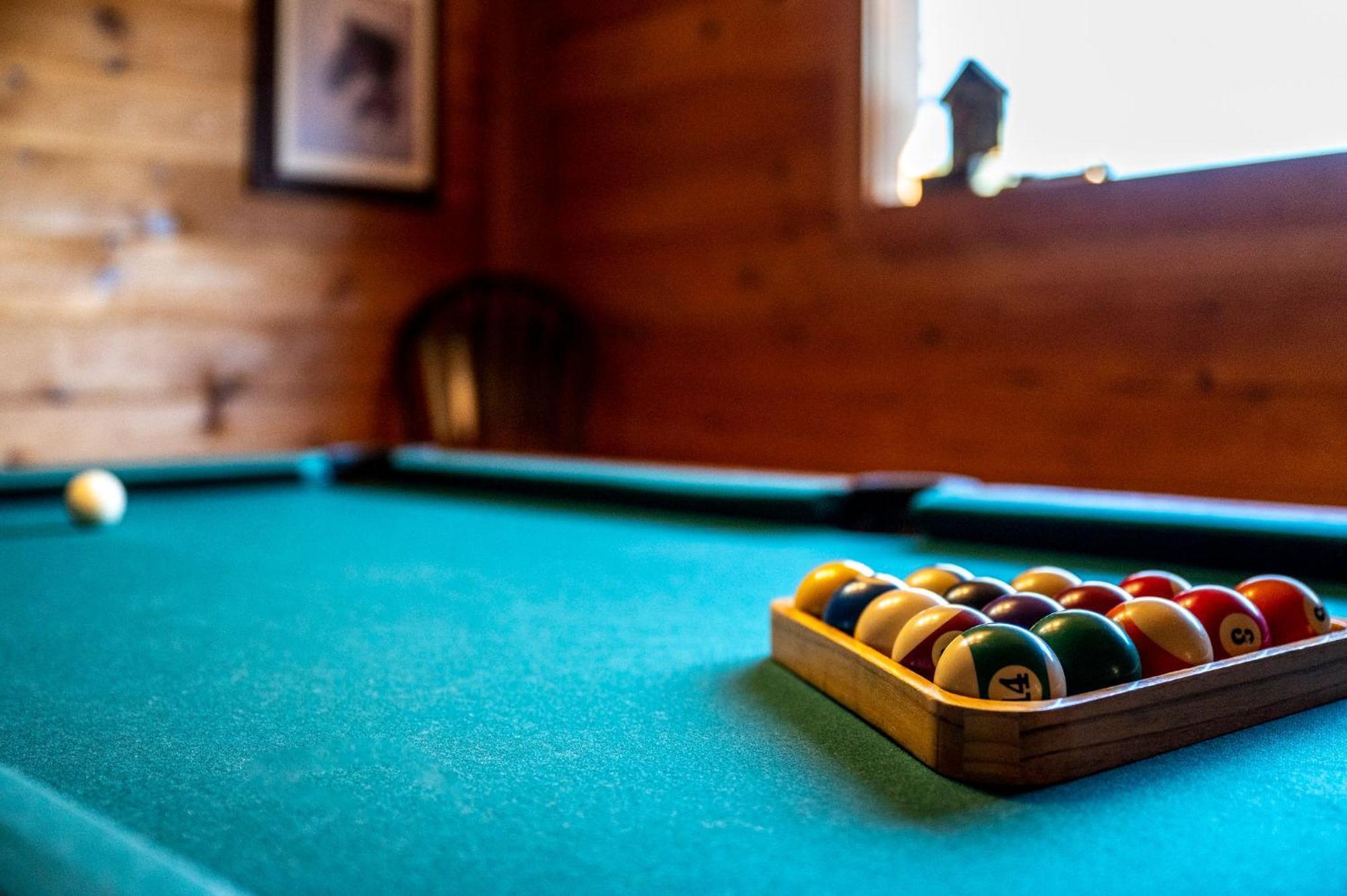 Bearfoot Pines - True Log Cabin - Wi-Fi, Hot Tub, Fishing, Deck With Views! - Mins To Pf Sevierville Exterior foto